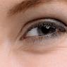 كيف يعمل التدليك ضد التجاعيد حول العينين؟