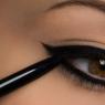 Learn to draw arrows on your eyes with step-by-step photos