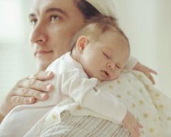 Hányás egy csecsemőnél - a fő okok és mit kell tenni ellene