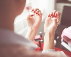Jak odstranit prodloužení gelových nehtů doma?